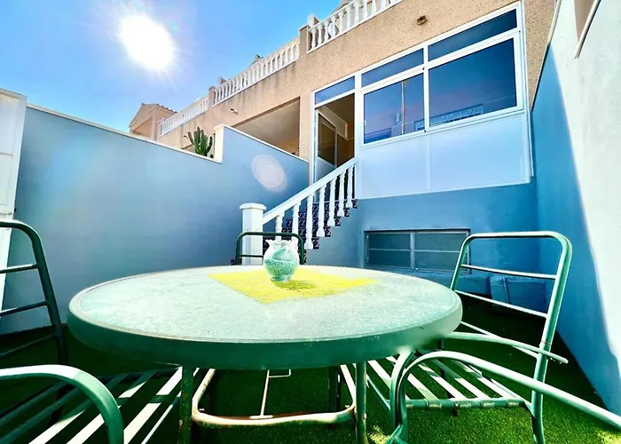 Semesterbostad Charming 2-bed House In