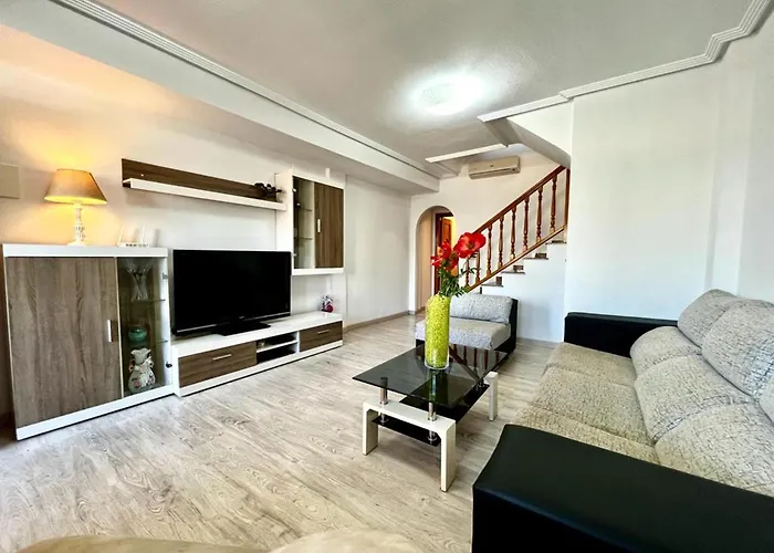 Charming 2-bed House In Semesterbostad