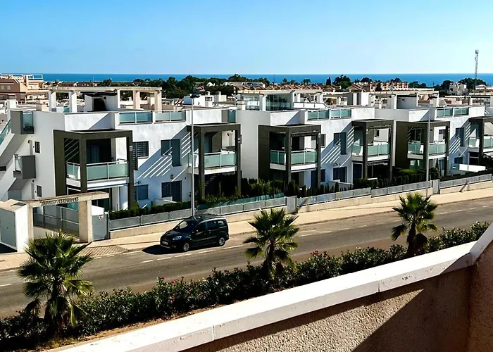 Semesterbostad Charming 2-bed House In