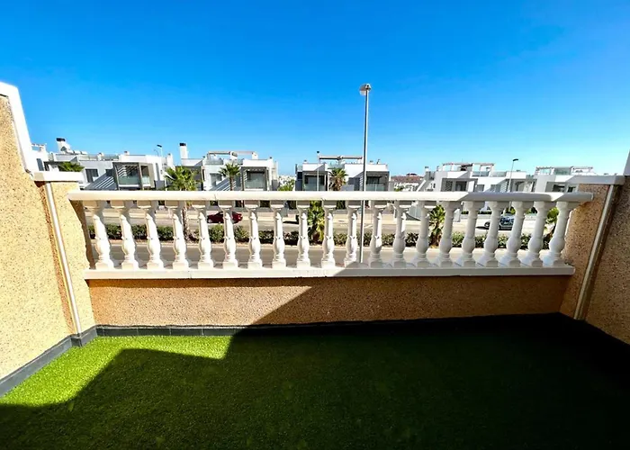 Charming 2-bed House In Semesterbostad *